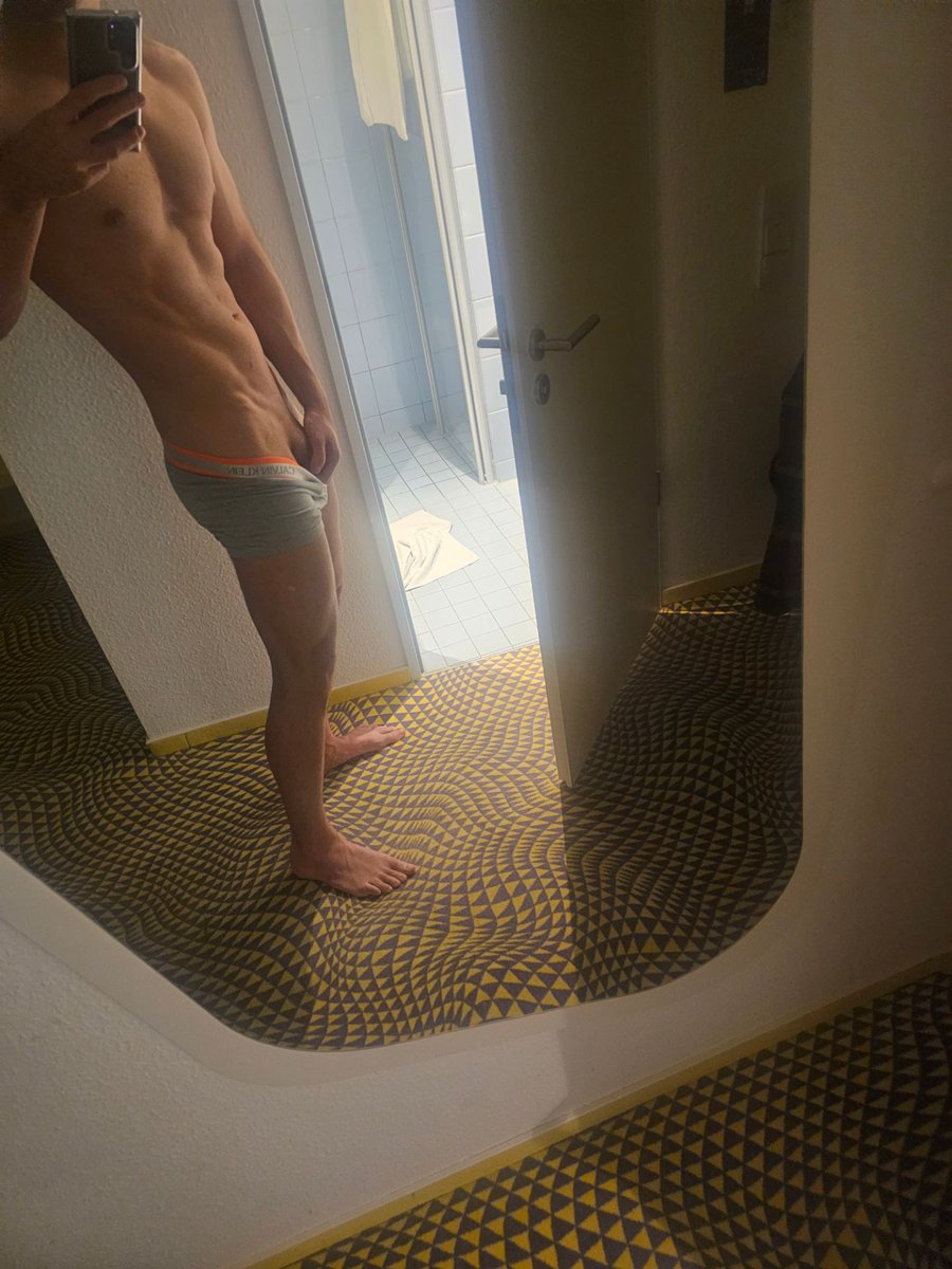 dereine95's tweet photo. Was geht 😜 ? Im Hotelzimmer kann man irgendwie die besten Bilder machen 😅 https://t.co/eRs8TmoHnx