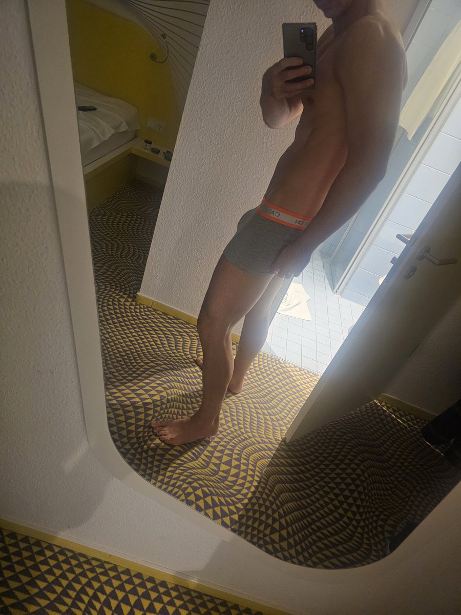 dereine95's tweet photo. Was geht 😜 ? Im Hotelzimmer kann man irgendwie die besten Bilder machen 😅 https://t.co/eRs8TmoHnx