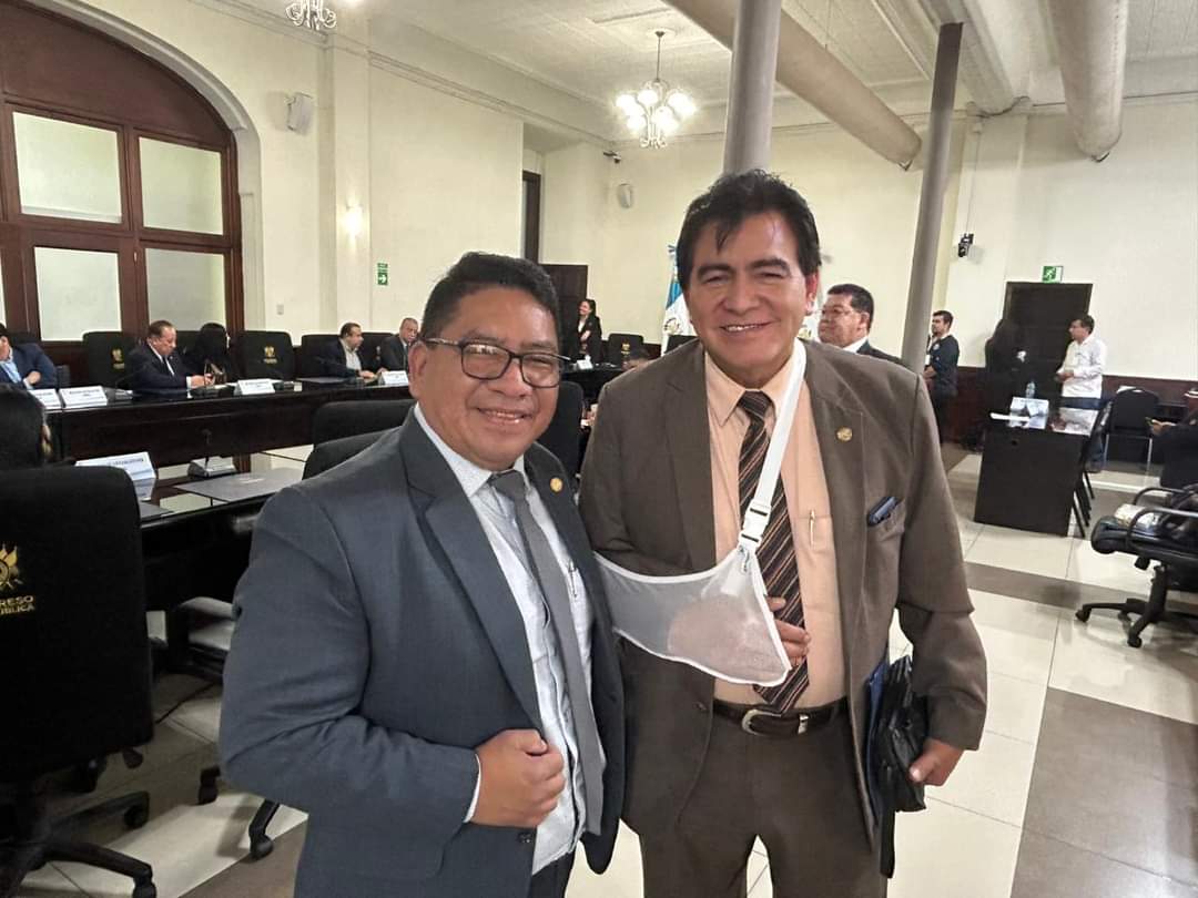 urnghuehue's tweet photo. Diputado Walter Félix  y el Diputado Pedro Saloj asistieron a la reunión de #JefesdeBloque. Entre los puntos incluidos en las plenarias de esta semana, está la elección de magistrados de #CSJ y apelaciones. 1/2 https://t.co/EDX45mQB36