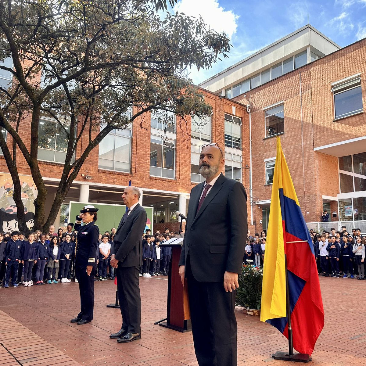 Cérémonie commémorative du 11 novembre ce matin, en présence de monsieur Frédéric Doré, ambassadeur de France en Colombie, quelques membres de l'association des anciens combattants de France en Colombie et des élèves de CM1, CM2 et 3ème. <a href="/aefeinfo/">AEFE</a> <a href="/France_Colombia/">Francia en Colombia 🇫🇷🇪🇺</a>