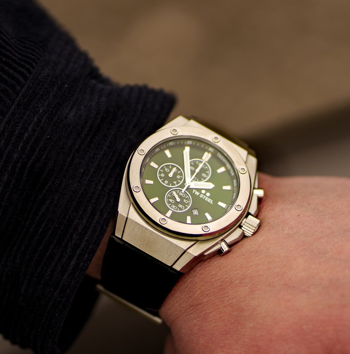 twsteel's tweet photo. Discover luxury without a hefty price tag. The CEO Tech collection is known for making statements and this CE4101 fits that bill perfectly.
#twsteel #ceotech #watchgeek #luxurywatch #watchaddict https://t.co/kzDRNjhzcS