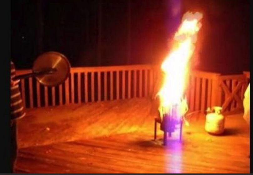 KCMOFireDept's tweet image. With Thanksgiving approaching, remember to never use a turkey fryer indoors or on a wooden surface. Keep your kids and pets away from the fryer. Have an all-purpose extinguisher on hand, never use water on a grease fire. Never hesitate to call 911 if your fire catches fire. #KCFD