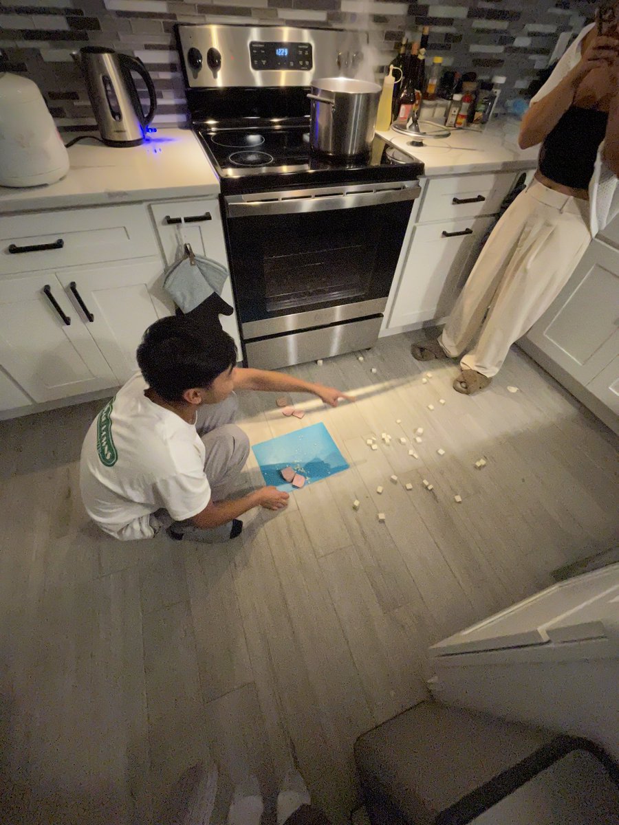 nihkees's tweet photo. floor kimchi jjigae #GrantYourHeartsDesires https://t.co/JtUQOz0dHK