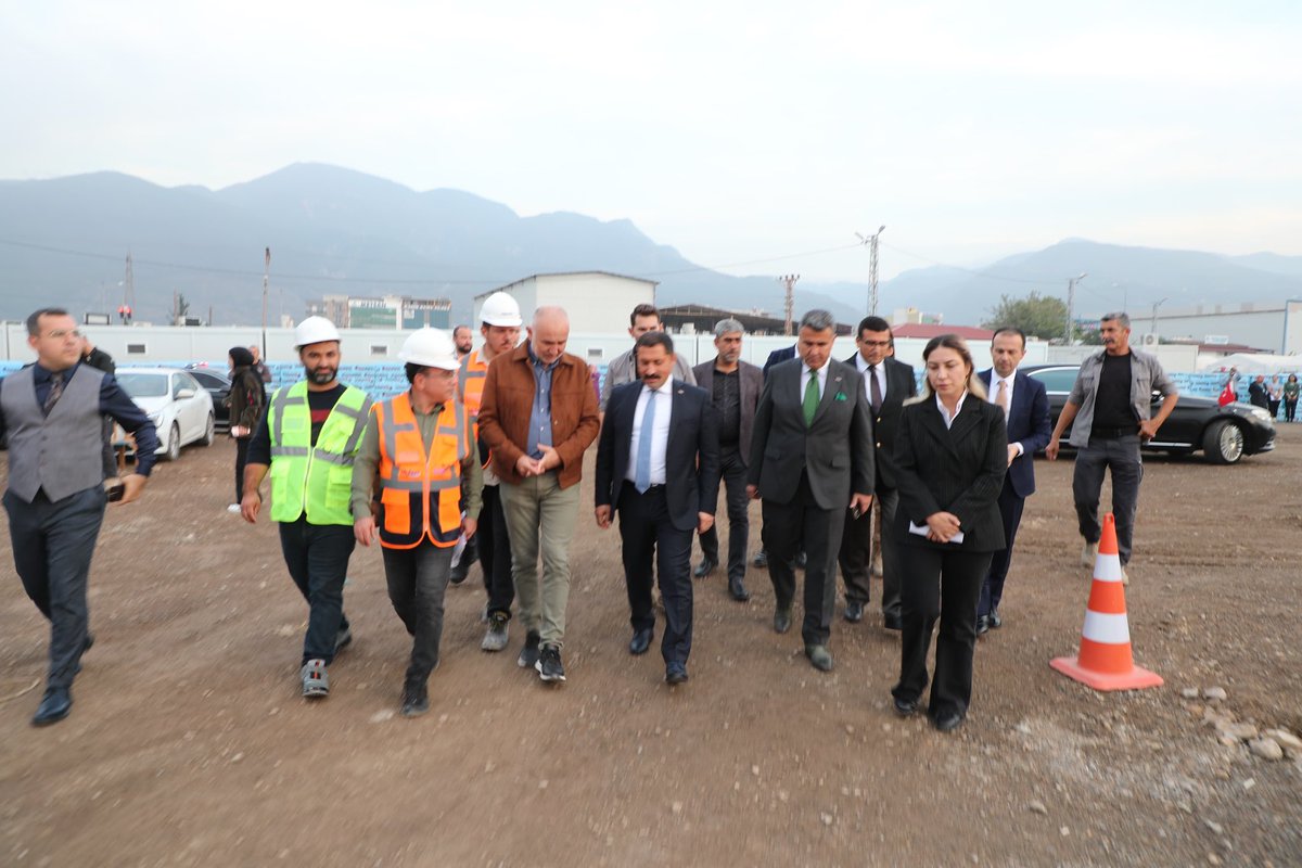 bekiraltantr's tweet photo. Geçtiğimiz hafta temelini attığımız Payas Devlet Hastanemizin inşaat alanını Hatay Valimiz Sn. Mustafa Masatlı ile birlikte kontrol ederek istişarelerde bulunduk. https://t.co/fAdHugD62Y