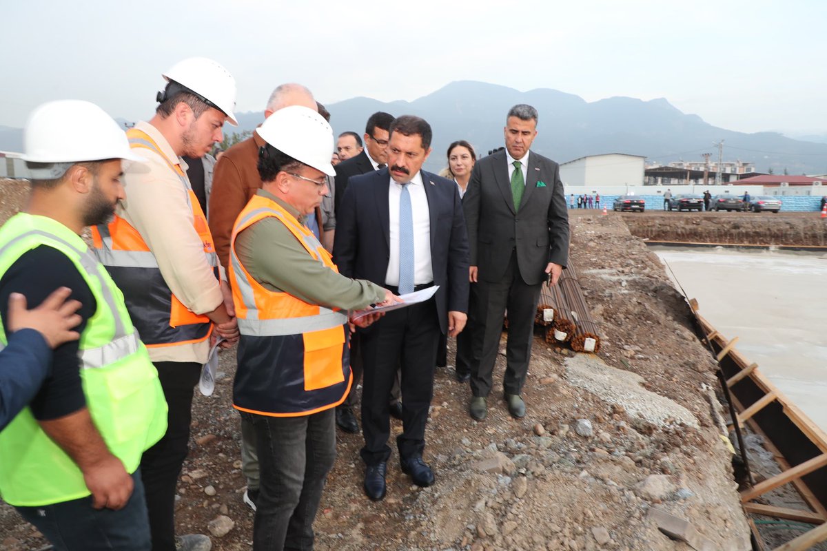bekiraltantr's tweet photo. Geçtiğimiz hafta temelini attığımız Payas Devlet Hastanemizin inşaat alanını Hatay Valimiz Sn. Mustafa Masatlı ile birlikte kontrol ederek istişarelerde bulunduk. https://t.co/fAdHugD62Y
