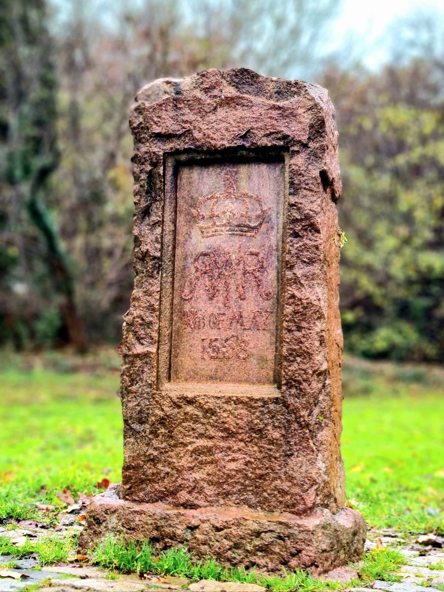 Queen Mary's Stone on Court Knowe in the Cathcart area of Glasgow. 

This stone supposedly marks the spot where Mary Queen of Scots watched the Battle of Langside in 1568, where her army was soundly beaten. 

Cont./

#glasgow #glasgowhistory #maryqueenofscots #cathcart