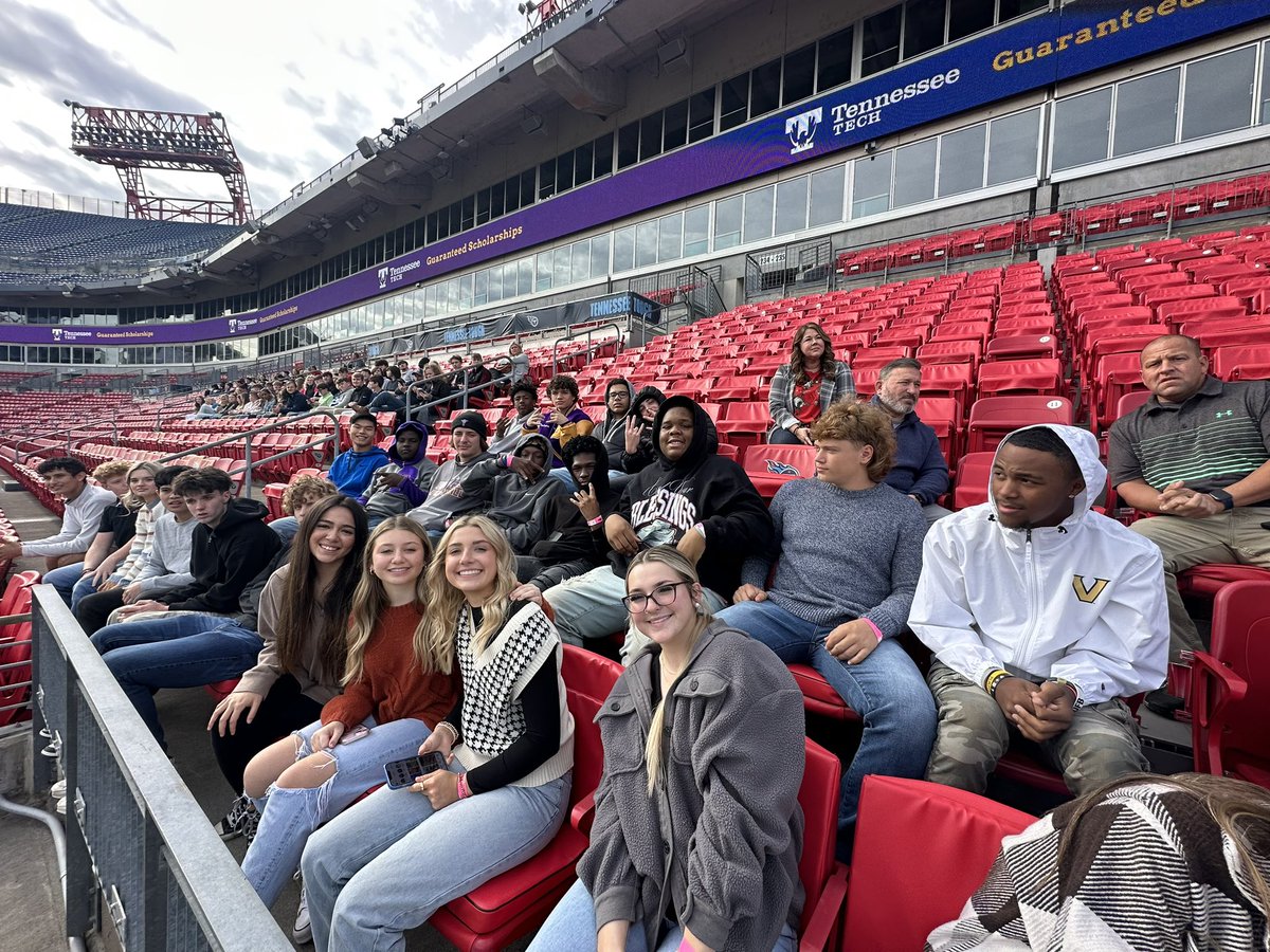 SHSDECA7's tweet photo. These Bulldogs take a field trip to the Titans Learning Lab to learn more about the NFL team!! #DECA #TITANSLL #onlyoneshs @SmyrnaBulldog https://t.co/GYfXyaUipu