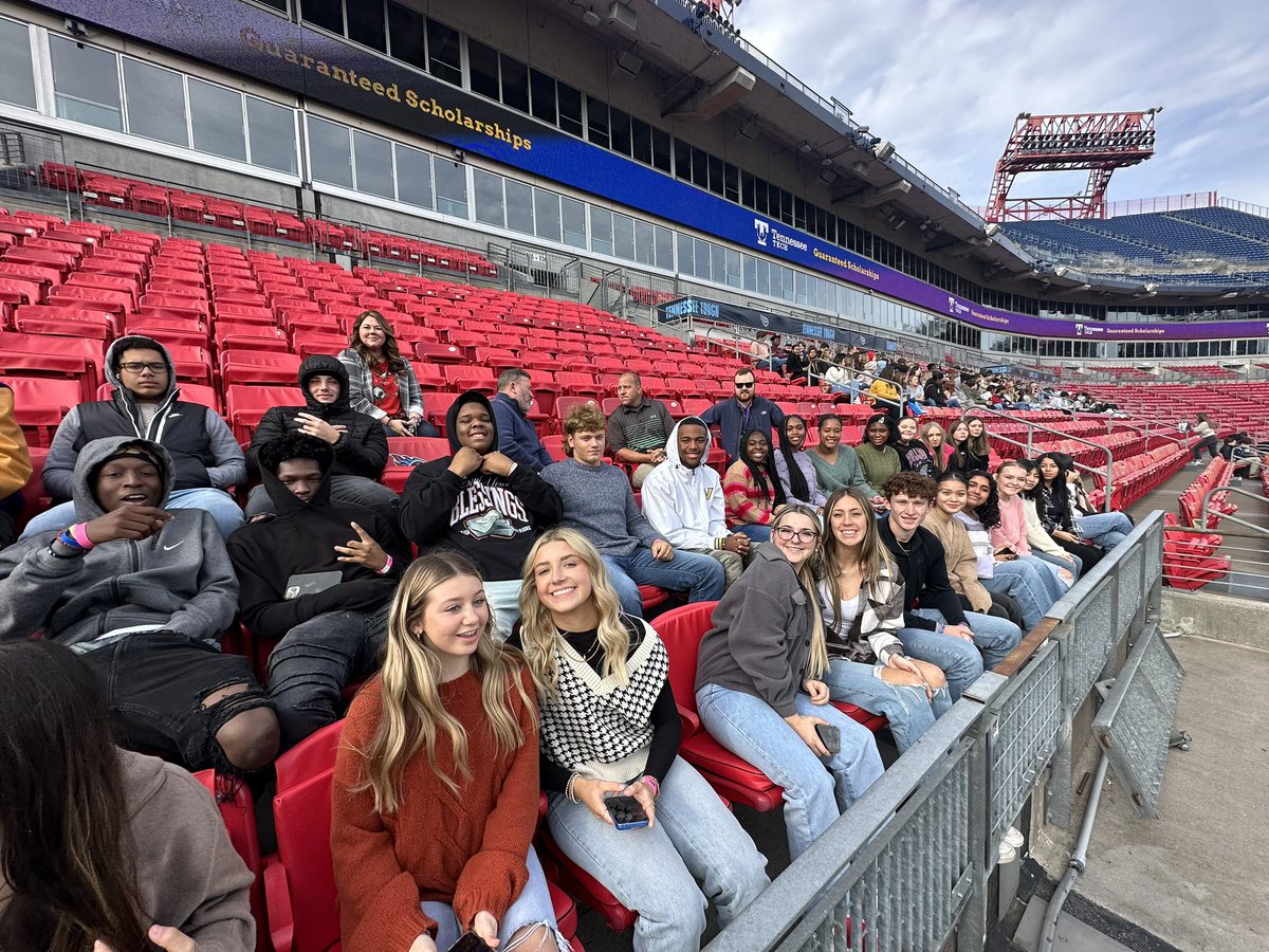 SHSDECA7's tweet photo. These Bulldogs take a field trip to the Titans Learning Lab to learn more about the NFL team!! #DECA #TITANSLL #onlyoneshs @SmyrnaBulldog https://t.co/GYfXyaUipu