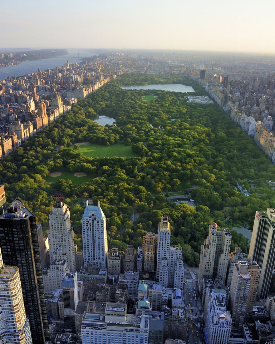 Chi ha in programma un viaggio nella Grande Mela? 🍎🏙️

Quando visiterai New York, capirai perché è conosciuta come "La città che non dorme mai"... 🕺🌃

Una meta imperdibile di notte è senza dubbio #Broadway 🎵