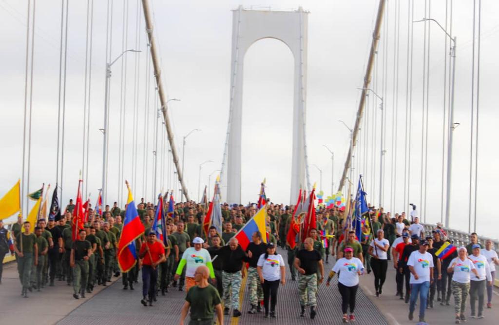 En unión cívico militar policial, Se Realizó Marcha Patriótica en Defensa del Esequibo  
goo.su/K9P6
#YoSoyEsequibo