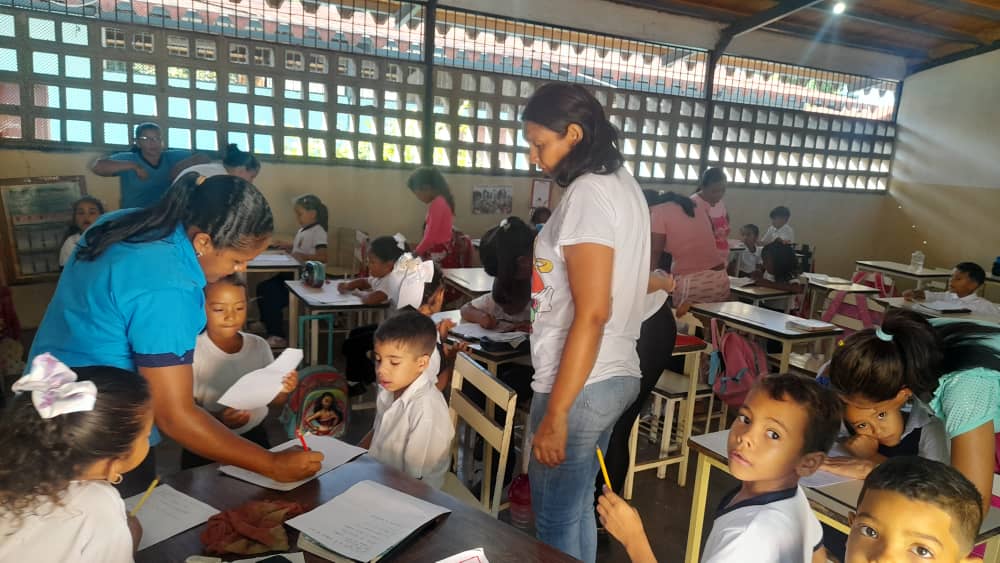 CDCE_PGuardati's tweet photo. #EsequiboX5EsVenezuela
Seguimos desarrollando actividades pedagógicas con esmero para demostrarles a los estudiantes que el Esequibo es nuestro. 
@CDCEGuarico @_LaAvanzadora 
@nercyguere https://t.co/c6rALb8Egx