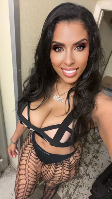 RT if you would party with me 💃🏻 https://t.co/Jn8Z4zp5Rj<a href="/tag/averygoodgirl"class="tags"><span>#averygoodgirl</span></a>