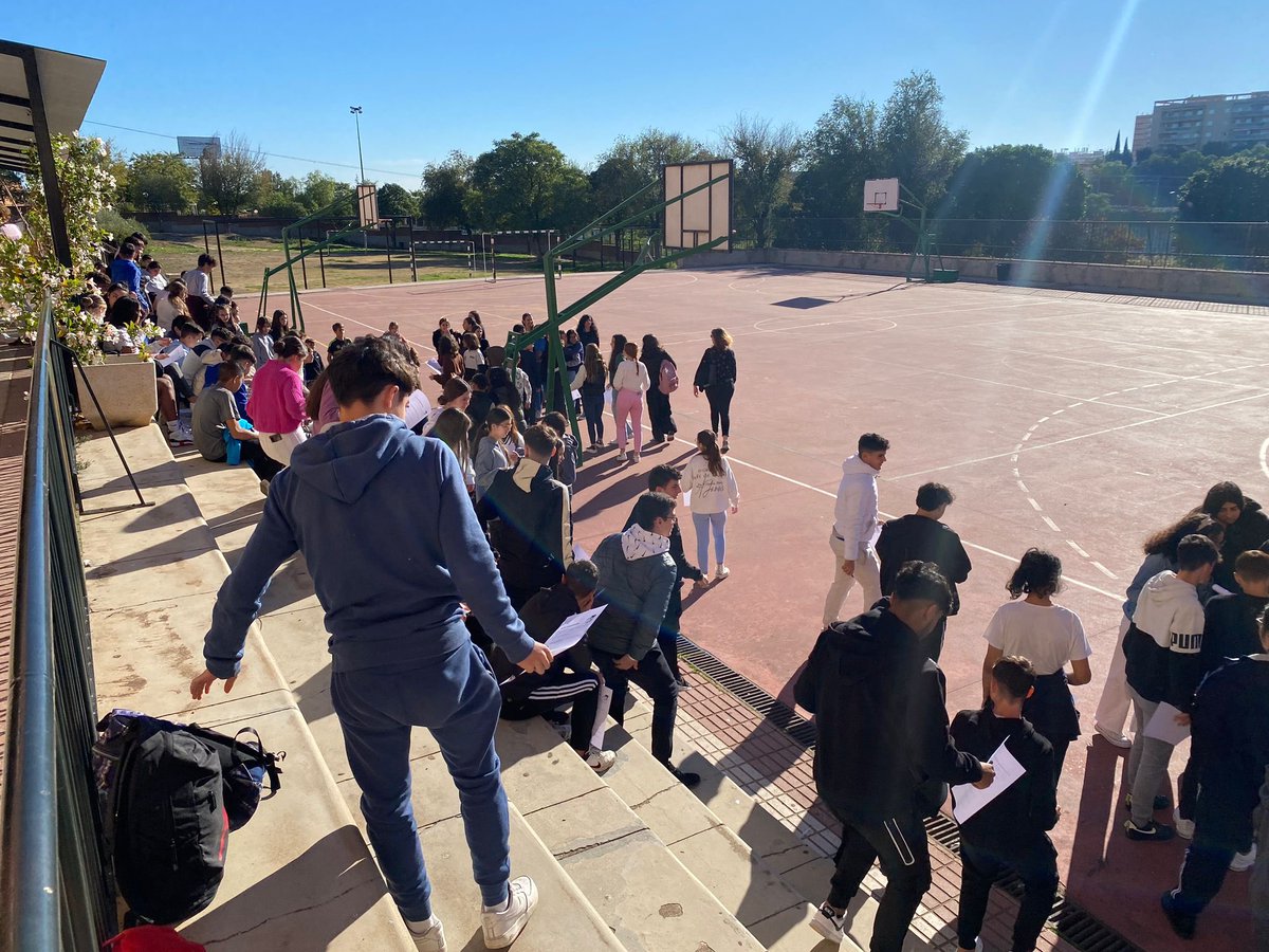 iesseveroochoa's tweet photo. Hoy ha tenido lugar el encuentro del alumnado de 1º ESO con los alumnos que serán sus mentores de 4º ESO. #programamentor https://t.co/UTmYqb5mkS