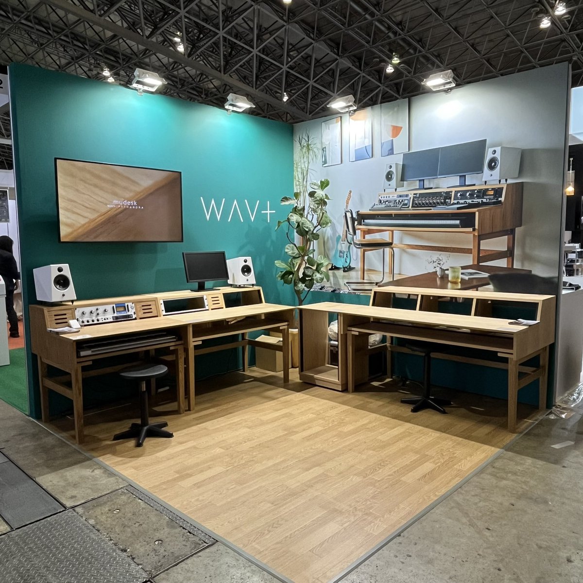 WAVplus_'s tweet photo. ブースが出来上がりました!
11/15,16,17でInterBEEにて展示致します。
新商品「.mudesk 1」「.murack」も展示。
是非お越しの際はお立ち寄り下さい。
#InterBEE #interbee2023 #mudesk #wavplus https://t.co/KpszMB8GX5