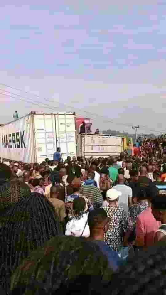 OgechiUseful's tweet photo. Black Tuesday: Accident scene at waterside bridge Ogbor Hill Aba, Abia State as 40 feet container fell on top of SUV and Keke this morning, number of casualties yet unknown.😭😭😭😭😭
#BreakingNews https://t.co/nvpiB686Jq