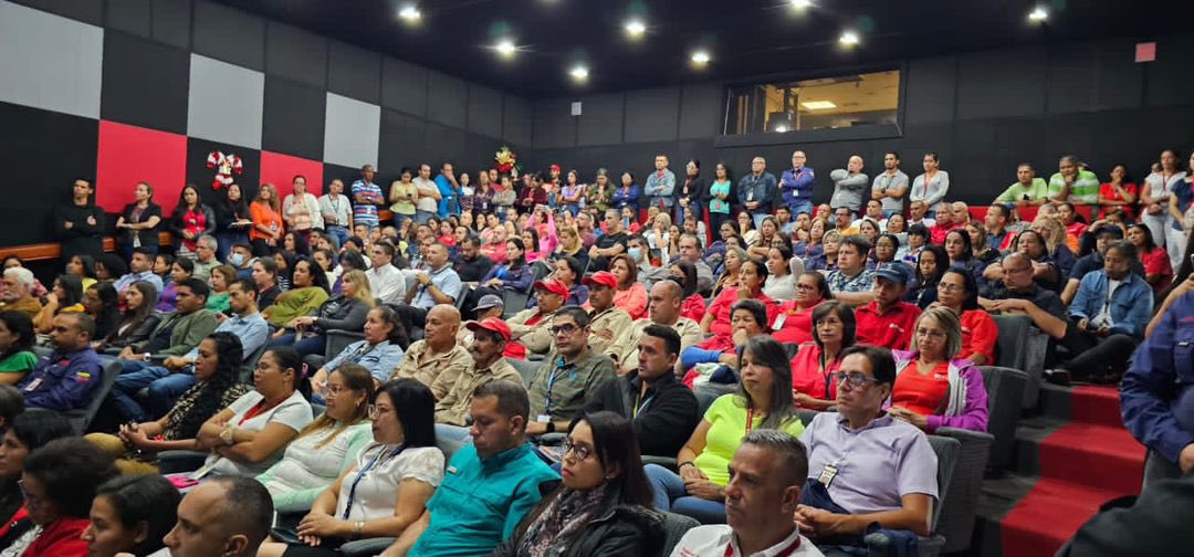 En un gran encuentro con la clase trabajadora de nuestra industria, ratificamos el compromiso colectivo que hemos asumido desde PDVSA para apoyar al máximo todas las iniciativas destinadas a la defensa de la Guayana Esequiba. La soberanía de Venezuela se respeta.