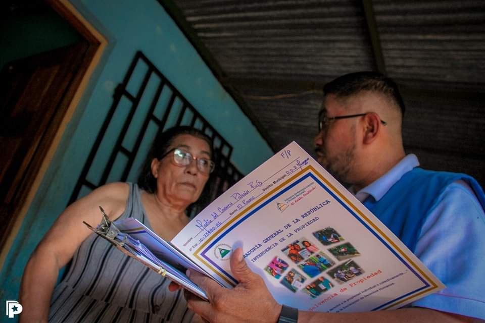 Gobierno de #Nicaragua a través de la Procuraduría General d la República, en los últimos 15 años, han entregado 656 mil títulos de propiedad, tanto en la zona urbana como rural. Nuestro GRUN continúa brindando seguridad jurídica a las familias. Somos #PuebloVictorioso #PLOMO19