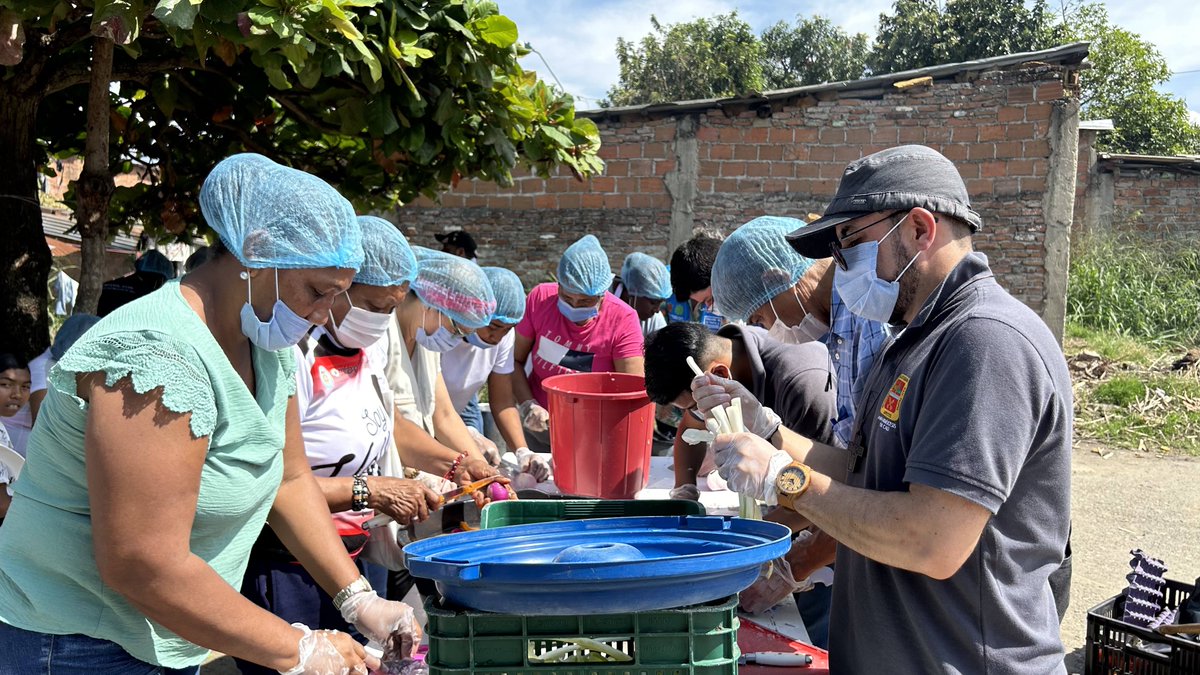 PaSocialCali's tweet photo. ¡Celebramos la VII Jornada Mundial de los Pobres! 🙏

👉 En el barrio El Valladito, al oriente de Cali , junto a la Vicaría para el Desarrollo Humano Integral de la Arquidiócesis de Cali ⛪, compartimos la acción social de la Iglesia con toda la comunidad 👥
@Arqui_Cali https://t.co/qZKPXkUmtS