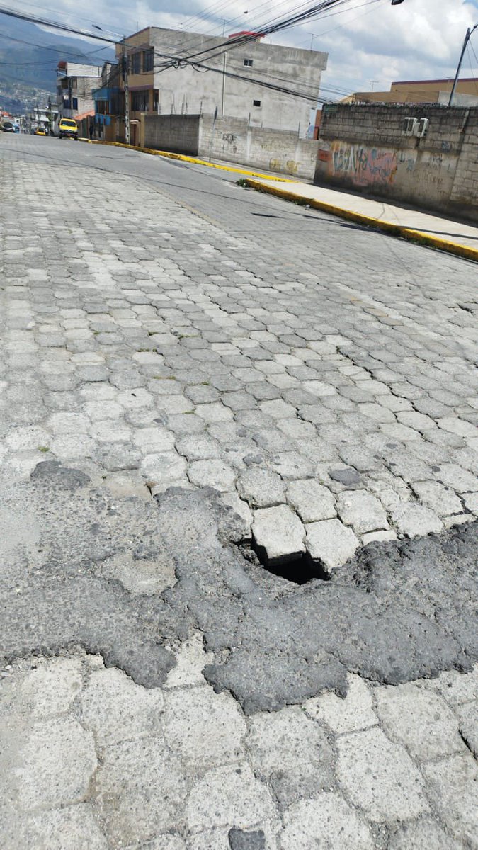 KhrizFer's tweet photo. @ObrasQuito Buenos días, se ha abierto una grieta en la calle Amadeo Izquieta y Herrera y Cevallos del sector La Ecuatoriana al sur de Quito. Los vehículos siguen pasando y el mismo se está abriendo más y resulta peligroso. Nos podrían ayudar ? https://t.co/TLKZ10PZLz