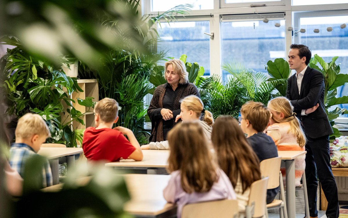 Gijs Hoogenboom, 3e jaars student Bedrijfskunde, nam vandaag de laptop en telefoon over van directeur Ekko Vermeulen @floramedia. Bij <a href="/bloemenbureau/">Bloemenbureau</a> nam Ruben Bruin, 4e jaars aan de Hotelschool The Hague, de baan van directeur Yvonne Watzdorf over! Check bit.ly/3MHk48u