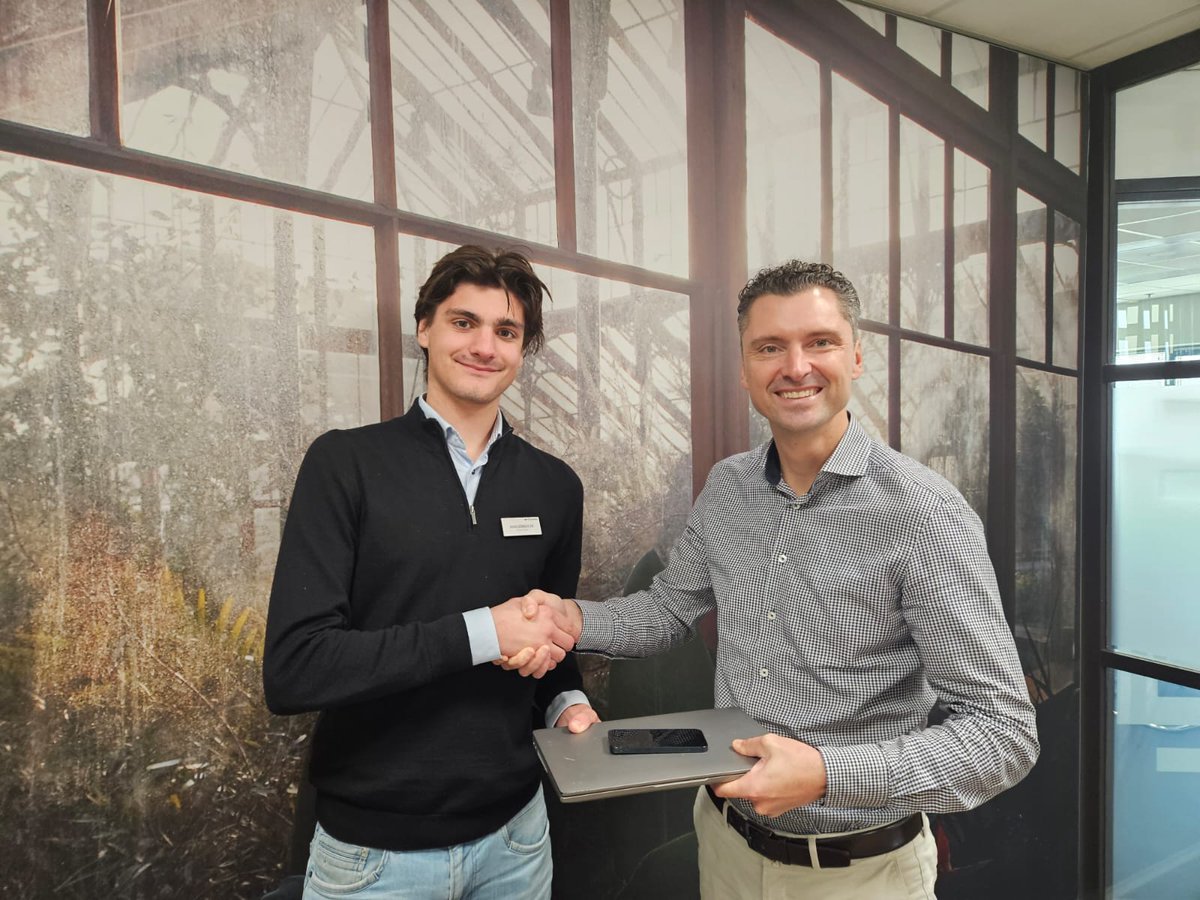 GreenportA's tweet photo. Gijs Hoogenboom, 3e jaars student Bedrijfskunde, nam vandaag de laptop en telefoon over van directeur Ekko Vermeulen @floramedia. Bij @bloemenbureau nam Ruben Bruin, 4e jaars aan de Hotelschool The Hague, de baan van directeur Yvonne Watzdorf over! Check https://t.co/1r1XxvYTBy https://t.co/xKzk6AX8Pt