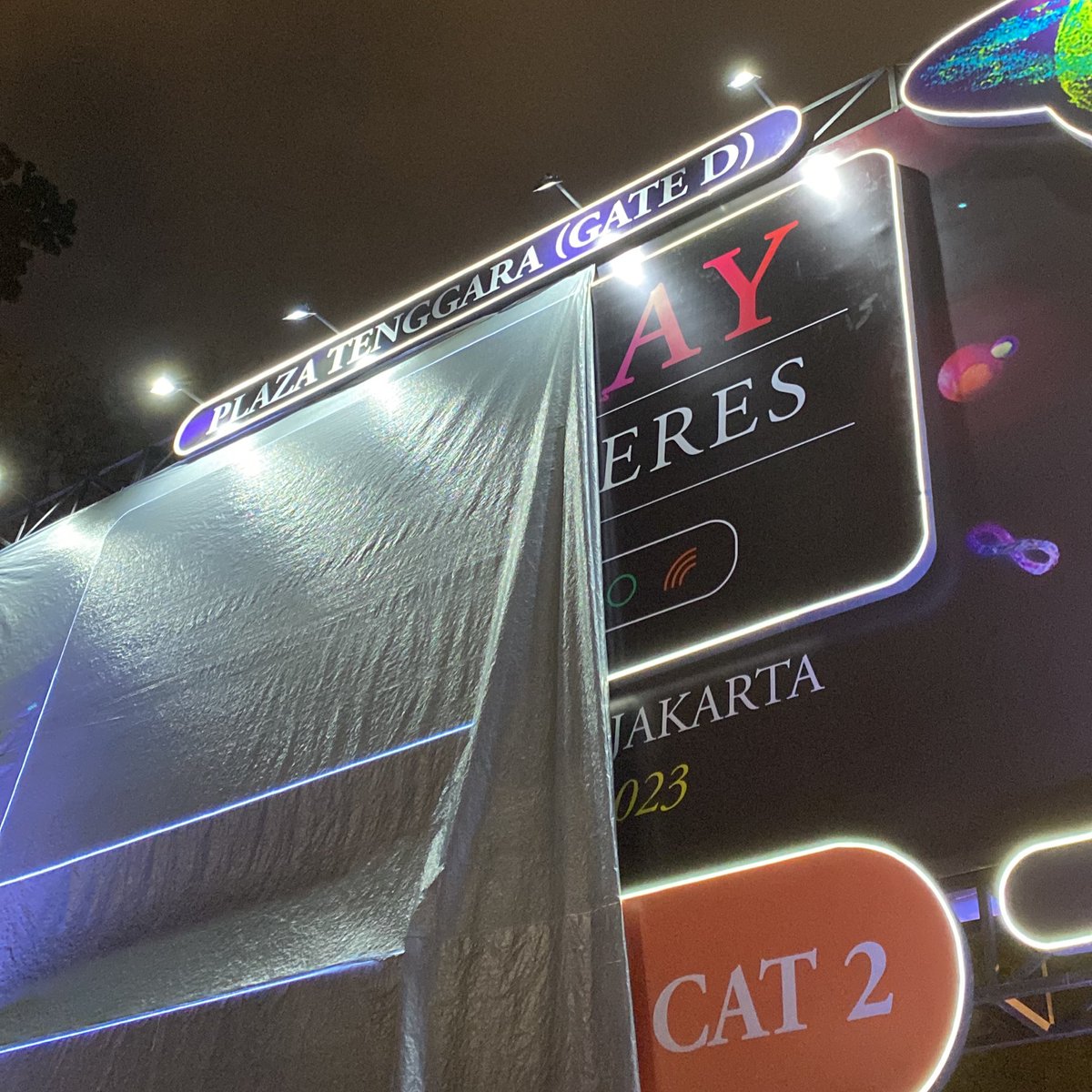 baghiailman's tweet photo. GBK malem ini berbenah dan loading barang buat perhelatan akbar @coldplay di Jakarta. Sengaja ke GBK buat olahraga dan lihat antusiasme orang-orang. Ada yang foto-foto dengan banner, ada yang selfie, ada juga yang olahraga. Btw, stadion utamanya megah banget kalo lagi gini https://t.co/3D5esUTBCR