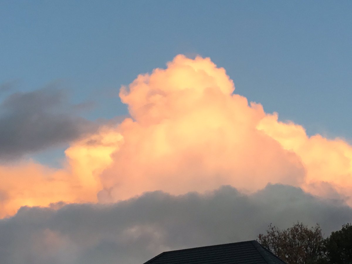 Trinkle96619465's tweet photo. #Tuesdayquestion.  …is this red sky at night, shepherds delight…it’s 4.20pm so it’s nearer night than morning…. https://t.co/RRj9MoU28B