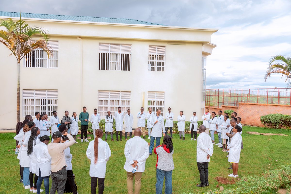 It was a big pleasure to be part of the team of medical doctors,dental surgeons,medical and dental students
Whose aim was healing both body and soul at same time
It was an outreach at Kanyinya health center where we treated people freely.