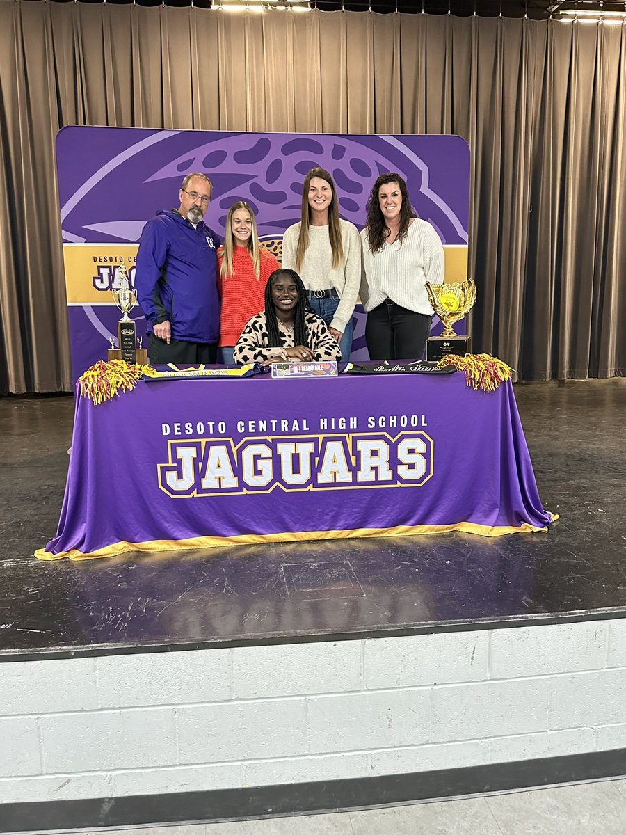 LadyJagsBkb_dc's tweet photo. Tremendous amount of SUPPORT on last night. @ReaganDale10 
💜💛🐆
#FAMILY https://t.co/BZGXgnMcst