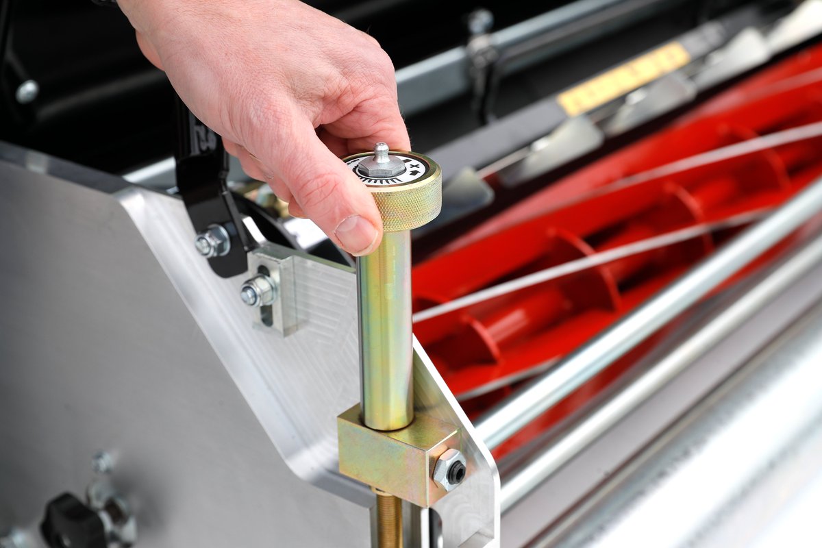 AllettMowers's tweet photo. Our C34E has a built in back-lapping option where you can reverse the cylinder and apply paste to sharpen the cylinder #allettmowers
https://t.co/QjnM4QHBI3 #allettmowers #C34E https://t.co/2KyPf390LC