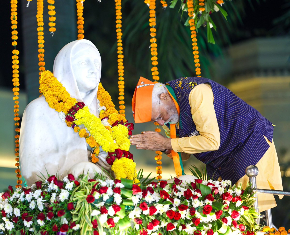 narendramodi's tweet photo. देवी अहिल्याबाई की नगरी इंदौर के रोड शो में उमड़े जनसैलाब के जोश और उत्साह ने भावविभोर कर दिया। यह बताता है कि मध्य प्रदेश में जनता-जनार्दन ने फिर एक बार भाजपा सरकार बनाने का पूरा मन बना लिया है। https://t.co/Jw5guYDqGa