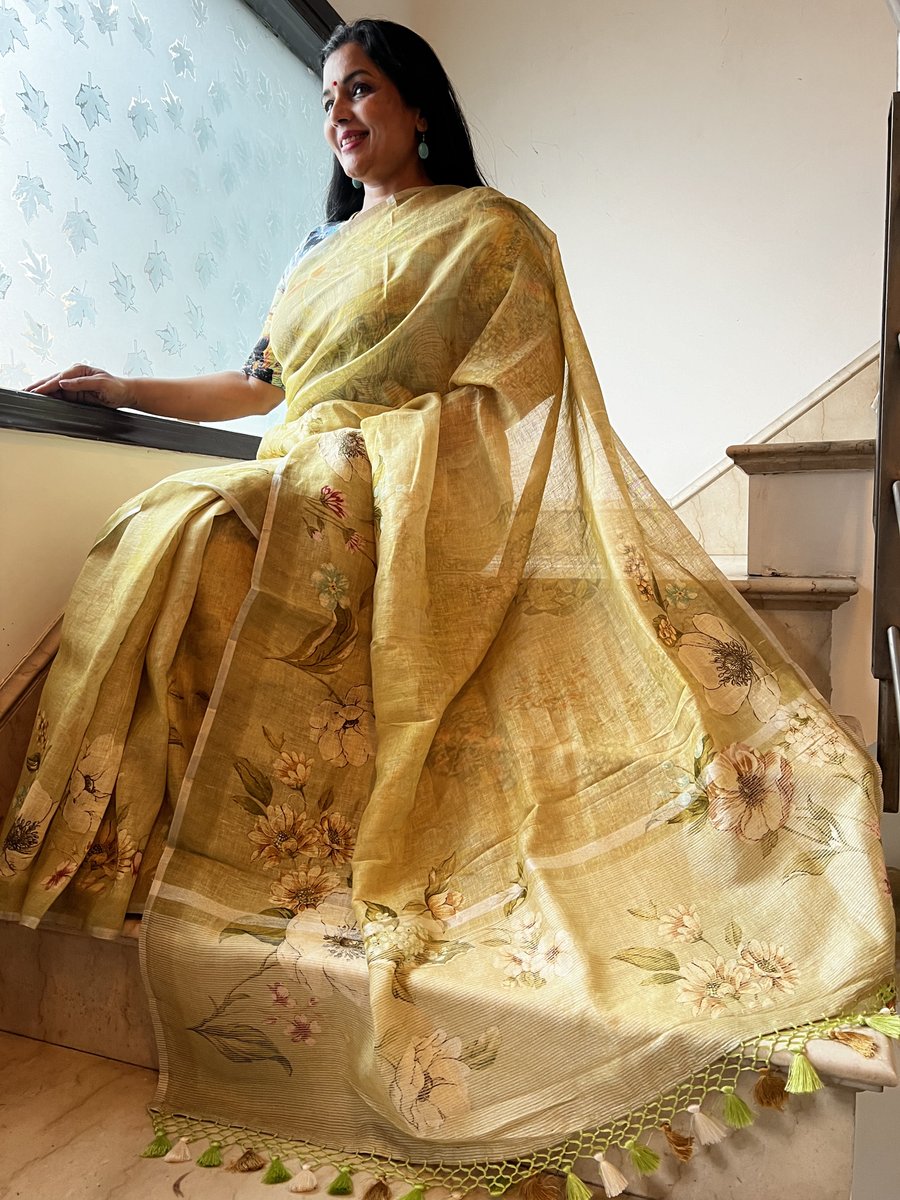 sohumsutras's tweet image. Chic vibes in smart ombré floral hues on linen canvas. Unveiling the artistry of digital print, adorned with playful tassels
For more details, contact us on:
WhatsApp +919810530027 ( wa.me/message/IMETRH… )
OR
linktr.ee/sohum_sutras #LinenSaree #DigitalPrintMagic #TasselTwist