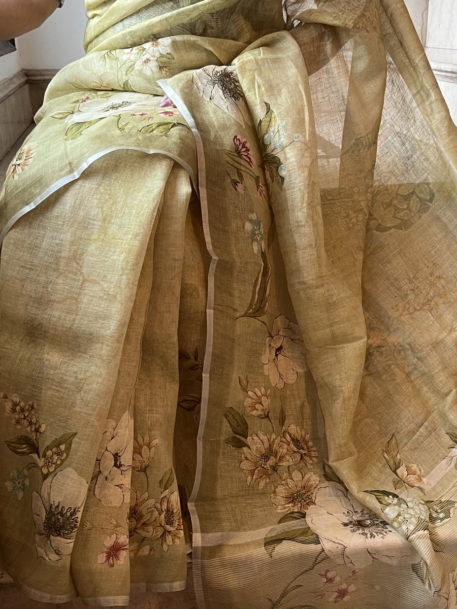 sohumsutras's tweet image. Chic vibes in smart ombré floral hues on linen canvas. Unveiling the artistry of digital print, adorned with playful tassels
For more details, contact us on:
WhatsApp +919810530027 ( wa.me/message/IMETRH… )
OR
linktr.ee/sohum_sutras #LinenSaree #DigitalPrintMagic #TasselTwist
