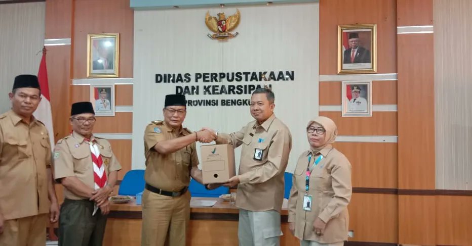DPKprovbengkulu's tweet photo. Bengkulu - Dinas Perpustakaan dan Kearsipan (DPK) Provinsi Bengkulu menerima penyerahan Arsip Statis dari Badan Pengawas Obat dan Makanan (BPOM) yang bertempat di Aula lantai 3 DPK Provinsi Bengkulu, Selasa (14/11).

#salamarsip #salamliterasi #arsip #arsipstatis #penyerahanarsip https://t.co/Uo2tRmxGRY