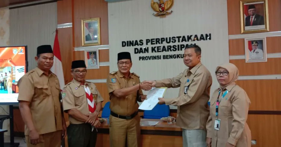 DPKprovbengkulu's tweet photo. Bengkulu - Dinas Perpustakaan dan Kearsipan (DPK) Provinsi Bengkulu menerima penyerahan Arsip Statis dari Badan Pengawas Obat dan Makanan (BPOM) yang bertempat di Aula lantai 3 DPK Provinsi Bengkulu, Selasa (14/11).

#salamarsip #salamliterasi #arsip #arsipstatis #penyerahanarsip https://t.co/Uo2tRmxGRY