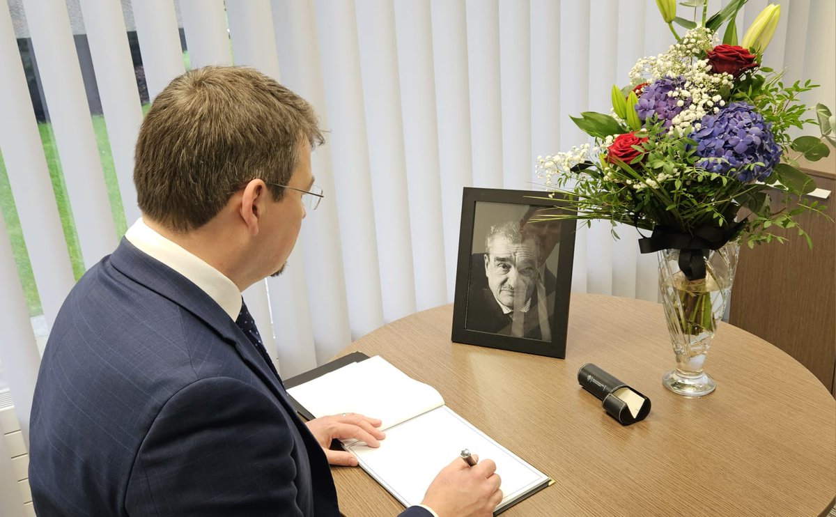 Ambassador @Ondrejcsak signed a book of condolence at @CzechLondon on the death of former Foreign Minister Karel Schwarzenberg 🇨🇿 May he rest in peace.