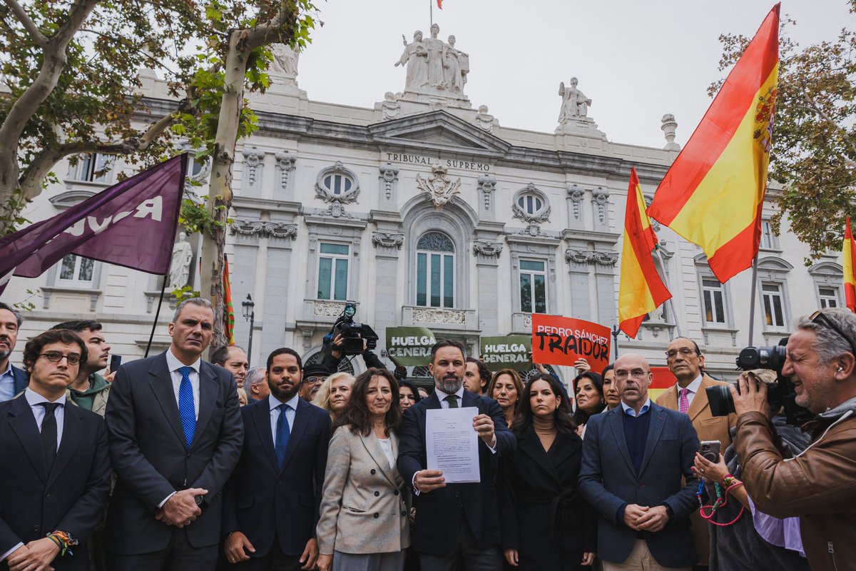 Santi_ABASCAL's tweet image. Hoy ante el Tribunal Supremo durante la presentación de la querella contra Pedro Sánchez y Puigdemont por los delitos de cohecho, usurpación de funciones judiciales, ocultación de delitos y negociaciones prohibidas a funcionarios públicos. 

Vamos a usar todo lo que esté a…