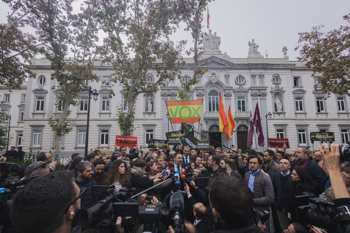 Santi_ABASCAL's tweet image. Hoy ante el Tribunal Supremo durante la presentación de la querella contra Pedro Sánchez y Puigdemont por los delitos de cohecho, usurpación de funciones judiciales, ocultación de delitos y negociaciones prohibidas a funcionarios públicos. 

Vamos a usar todo lo que esté a…