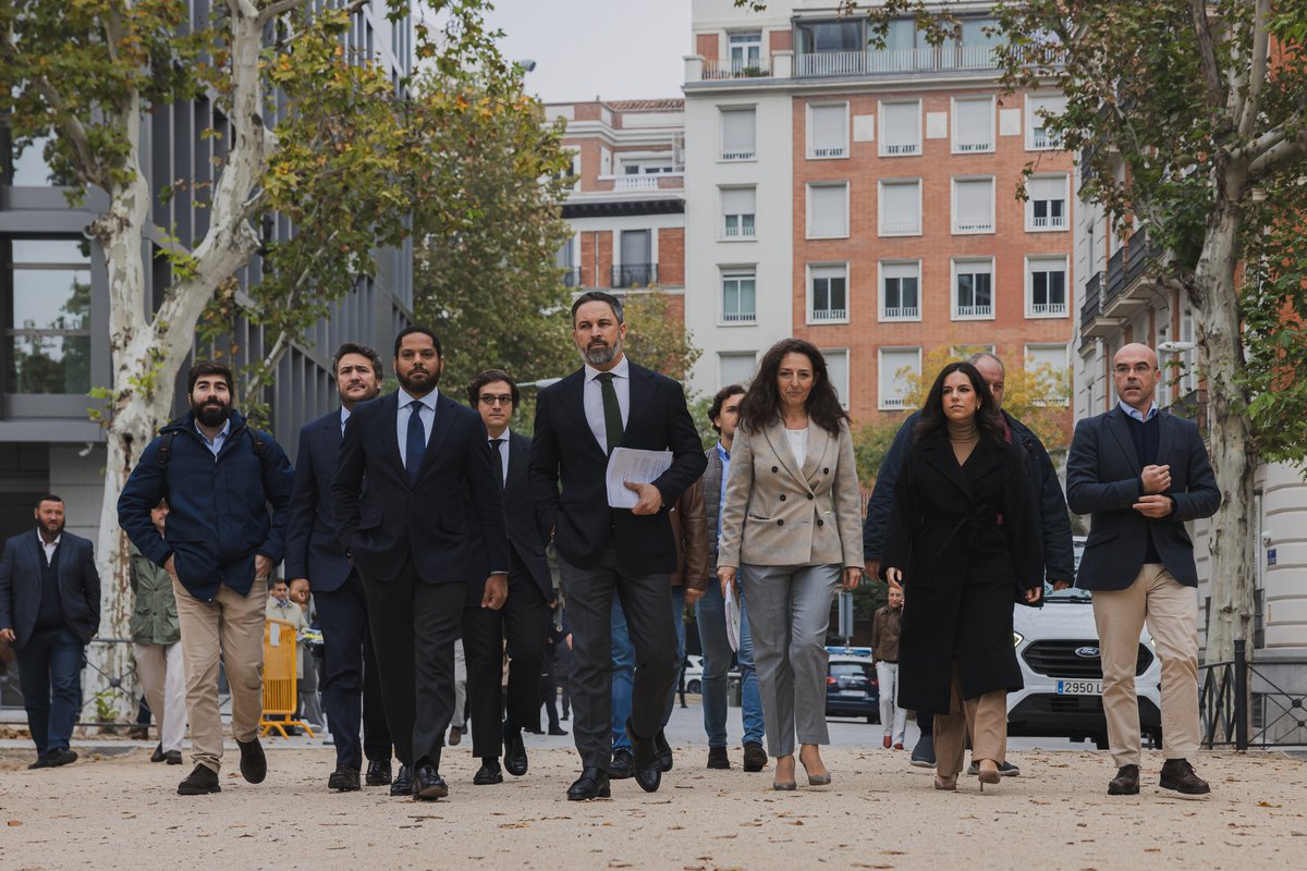 Santi_ABASCAL's tweet image. Hoy ante el Tribunal Supremo durante la presentación de la querella contra Pedro Sánchez y Puigdemont por los delitos de cohecho, usurpación de funciones judiciales, ocultación de delitos y negociaciones prohibidas a funcionarios públicos. 

Vamos a usar todo lo que esté a…