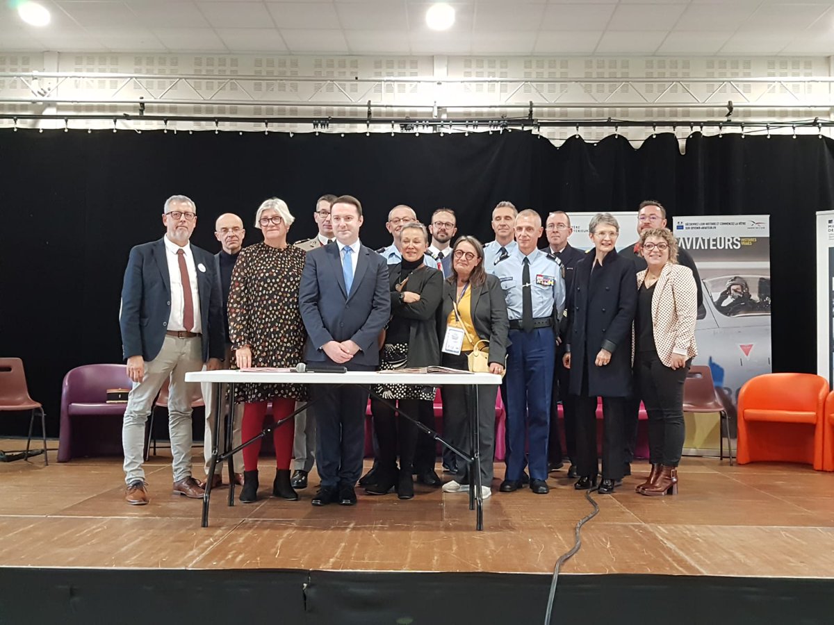 ✍️ Aujourd'hui avait lieu la signature de la déclinaison départementale pour la #Vendée du protocole de partenariat des métiers de l'#engagement, aux Sables d'Olonne, en présence de Johann Mouguenot, sous-préfet, lors du forum des métiers par le geste.
👉 700 #jeunes présents !