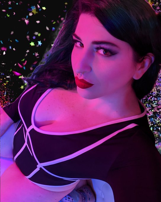 Reminder: my birthday is a week from today! https://t.co/KMPnIkFIO2