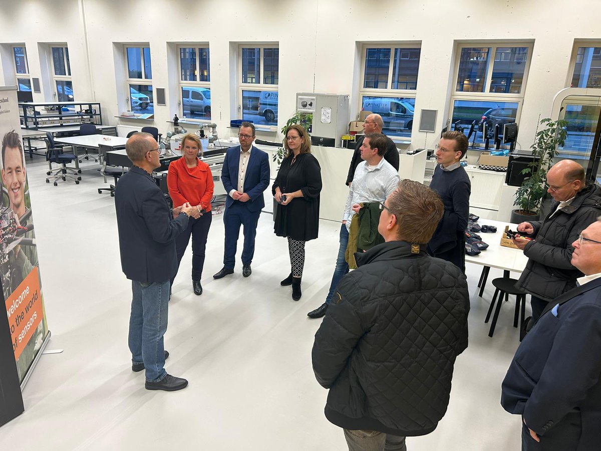 aukjedevries's tweet photo. TechHub Assen bestaat bij gratie tussen de ontmoeting tussen ondernemers en de mix met studenten. Dan komen de ideeën los die leiden tot innovaties in de techniek of human capital. Een prachtige plek in Drenthe om samen met @HartsuikerJ en @KammingaRJ te bezoeken. https://t.co/R6See412aL