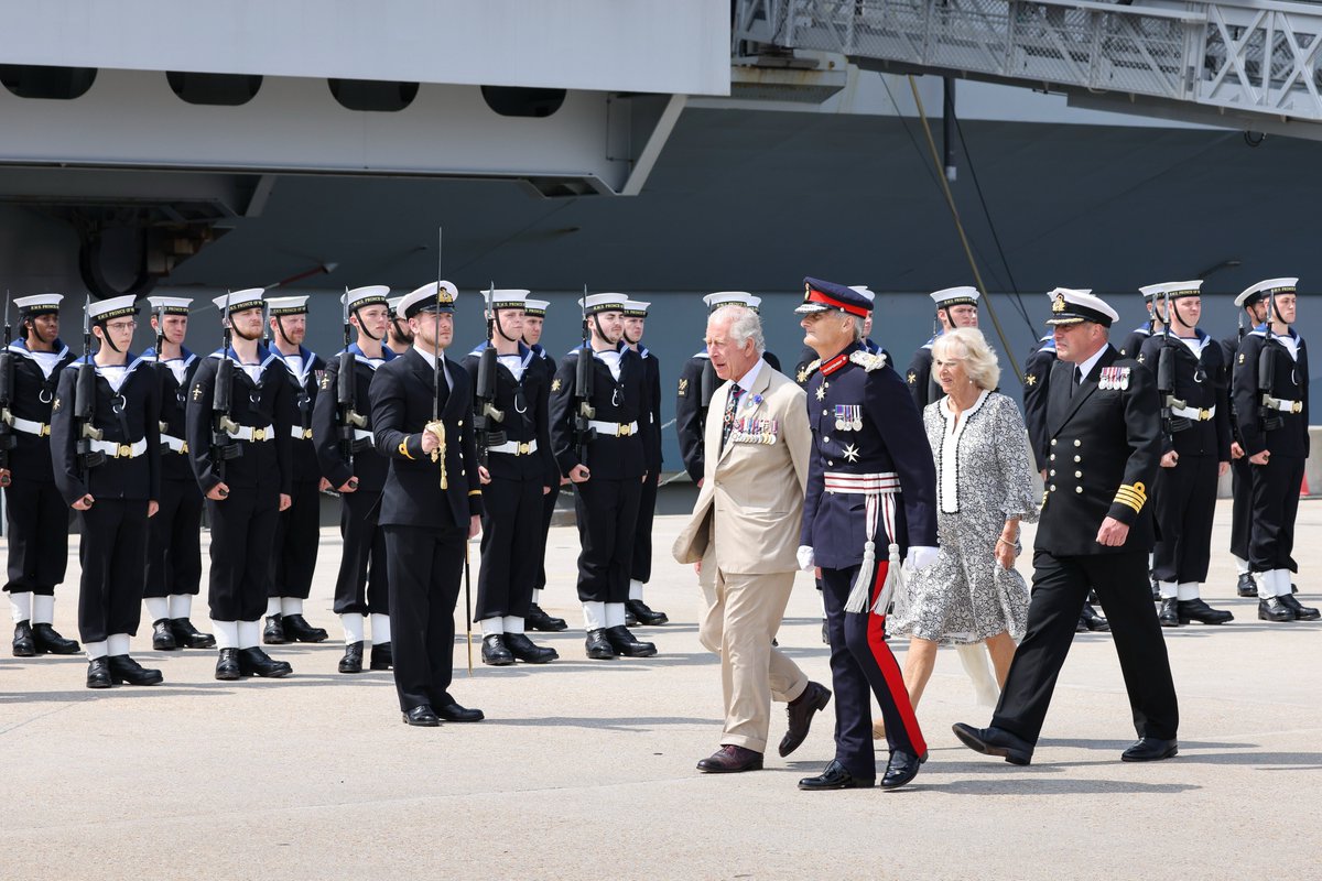 Wishing His Majesty The King a very happy 75th birthday, pictured here with HMS Queen Elizabeth alongside at HMNB Portsmouth last year. We marked the occasion today with a 21 Gun Salute to honour His Majesty. Many happy returns! 👑