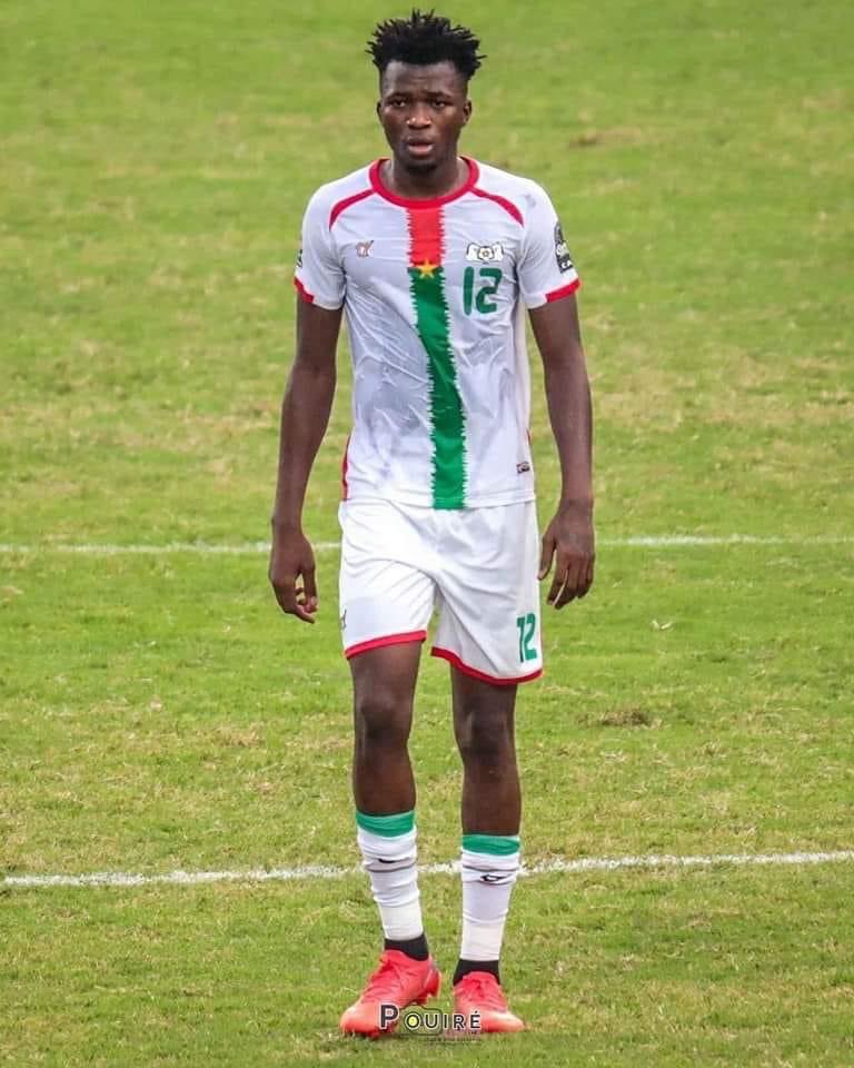 LucaVaran's tweet image. Actuellement Tapsoba fait parti des meilleurs défenseurs central du monde ! 
Il est fort que Araujo mais vous n’êtes pas prêt pour le débat !