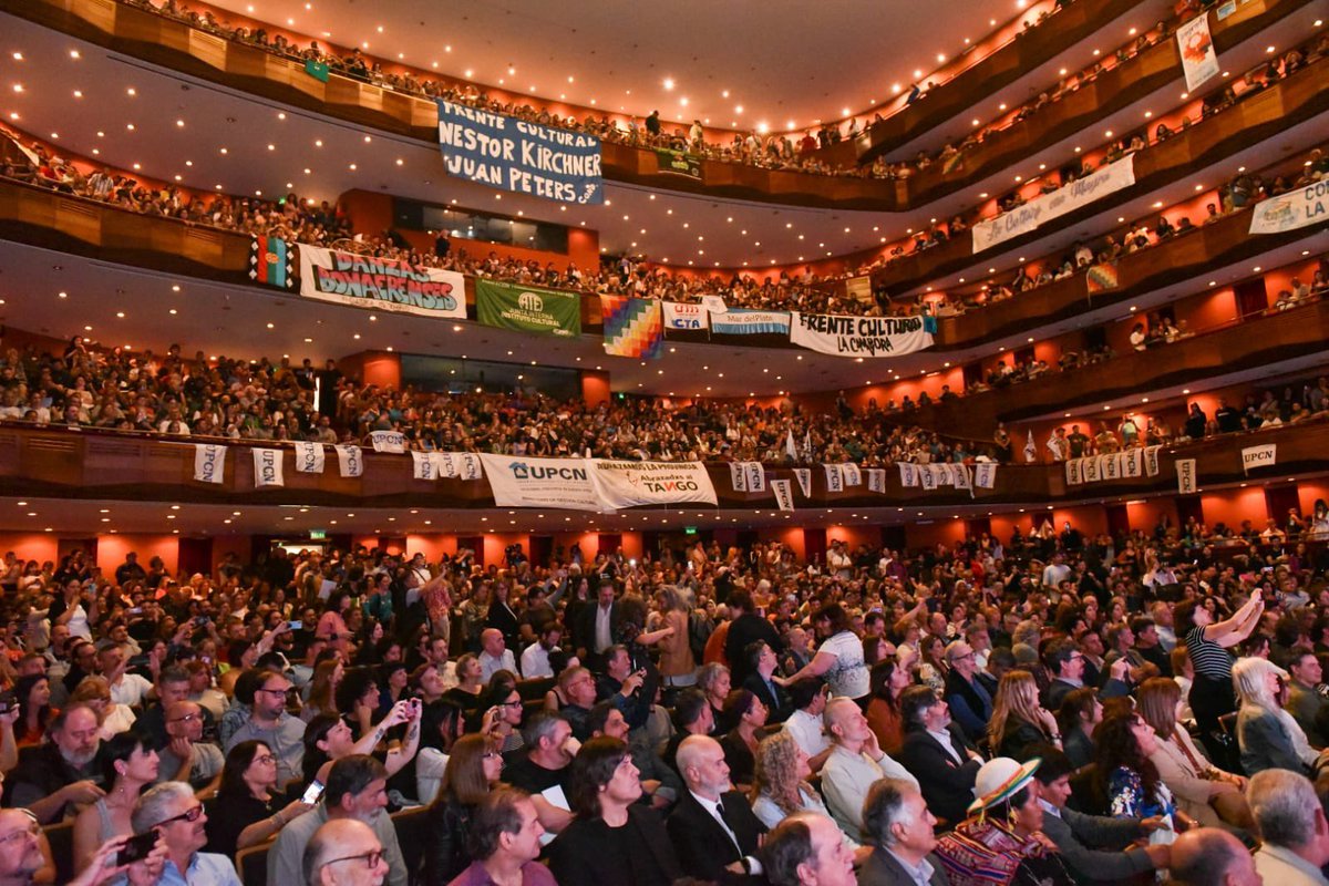CrisAlvarezRod's tweet photo. En el Teatro Argentino de #LaPlata acompañamos a @Kicillofok, @Julio_Alak y @fsaintout en el Encuentro Provincial de Cultura 🎭

Con un Estado presente, la Provincia volvió a poner en valor a la cultura, y la identidad de las y los bonaerenses en los 135 municipios. https://t.co/cZbUfiMIam