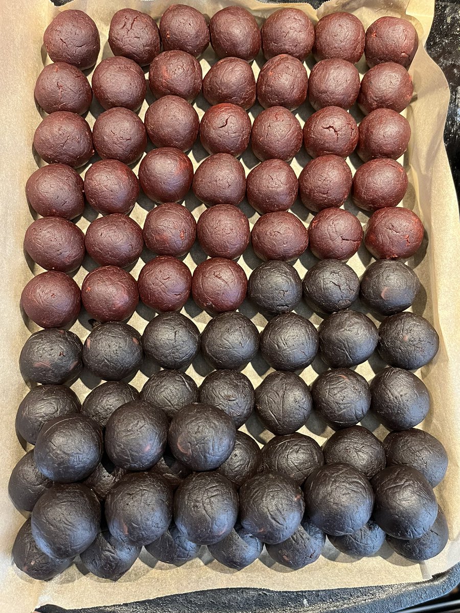 OutThereArtNFT's tweet image. Been in the kitchen making cakes…

Had 250 of these little balls of cake to make and dip in chocolate by this afternoon. 

Would you pay .15eth? #yumm