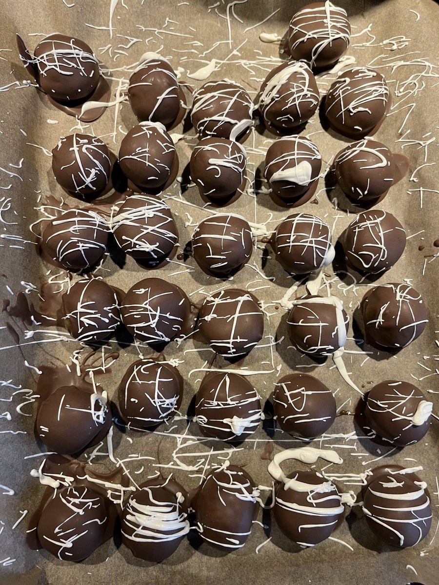 OutThereArtNFT's tweet image. Been in the kitchen making cakes…

Had 250 of these little balls of cake to make and dip in chocolate by this afternoon. 

Would you pay .15eth? #yumm