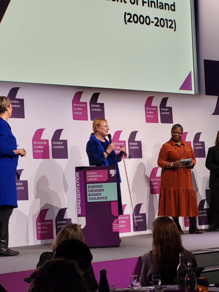 Standing ovation as former President of Finland @TarjaHalonen (2000 - 2012) receives the Trailblazer Award by Women Political Leaders. Hearty congratulations, former President! 💐 @ReykjavikGlobal
