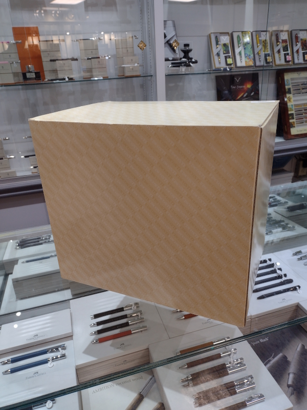 Andrew_HoFW's tweet photo. 1) Visconti Week Preview...
What #pen comes in a box this large? A Limited Edition #fountainpen of course! See more in the thread...

House of Fine Writing
#Gift #Visconti #Writing https://t.co/amJStR8DCR