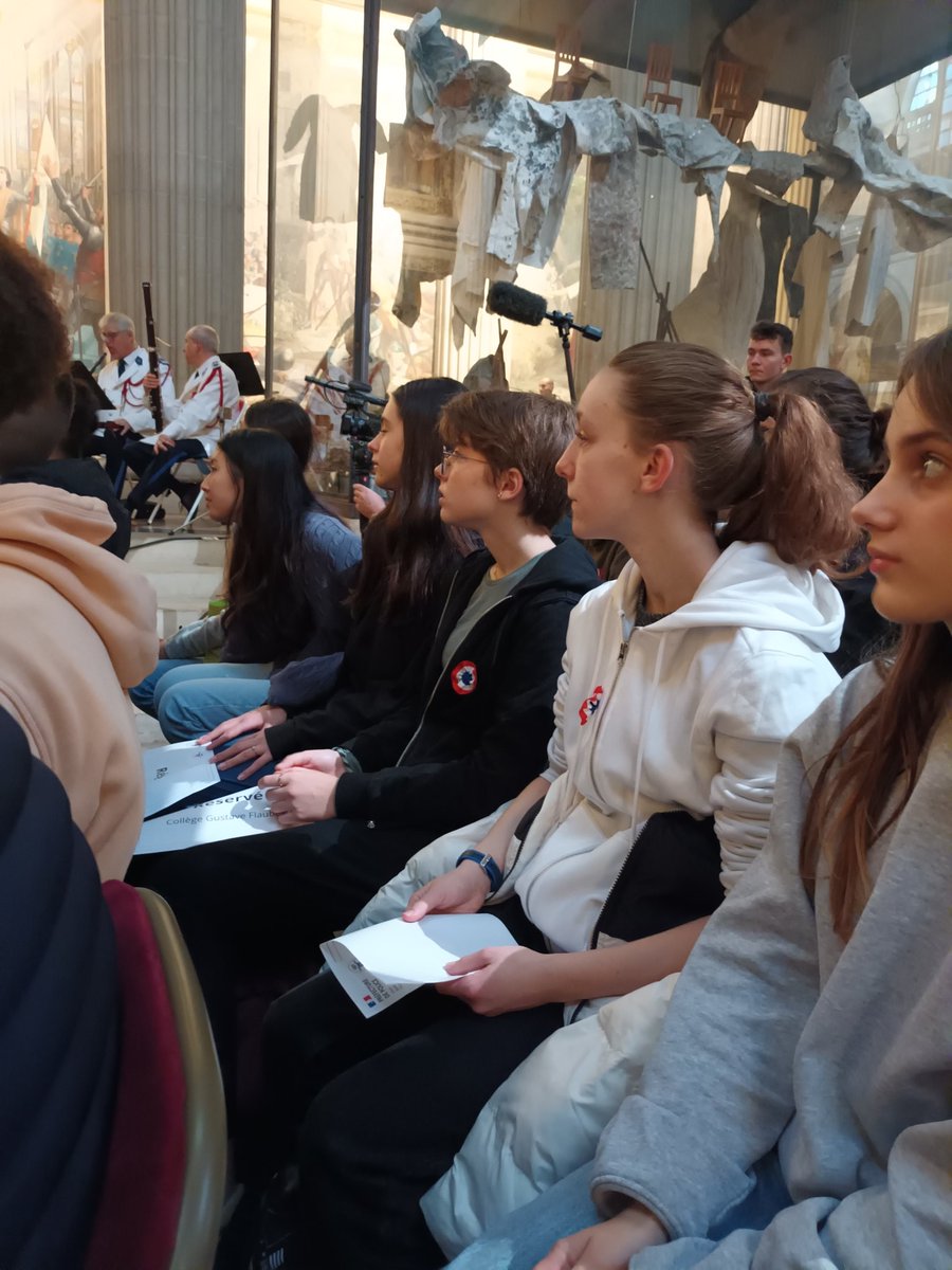 Élèves du <a href="/CollegeFlaubert/">Collège Gustave Flaubert</a> au #Panthéon : découverte d'une solennelle cérémonie d'entrée dans la citoyenneté accompagnée par le chœur de l'armée de terre et la musique des gardiens de la paix  en présence de la préfète déléguée à l'immigration. Les élèves impressionnés !